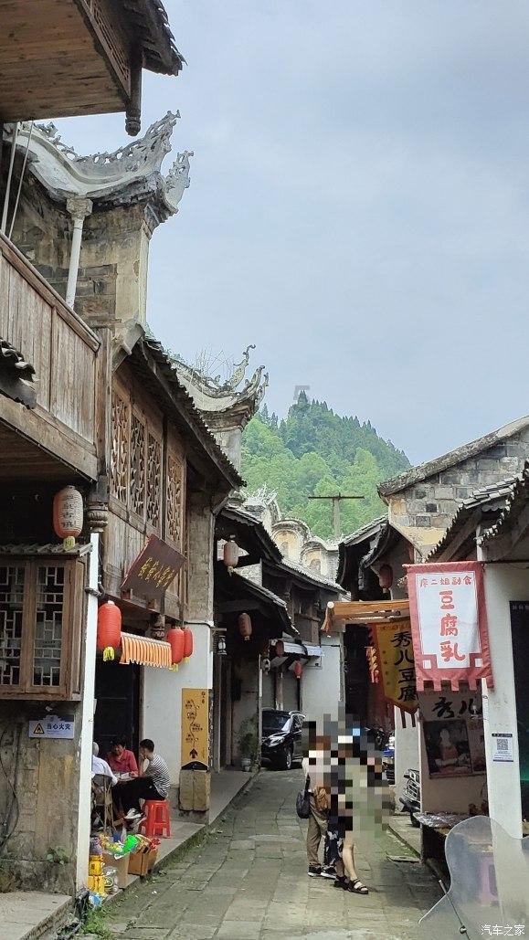大妈自助餐“疯狂”抢虾，一个举动惹怒老板，顾客：直接撵出去